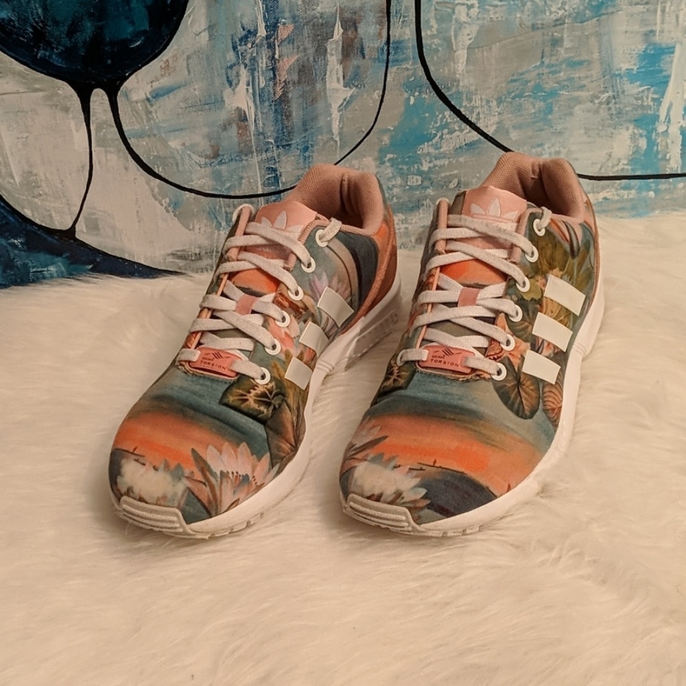 Woman's Adidas Torsion Size 10.5.